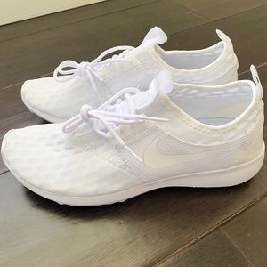 New Women’s Nike tennis shoes